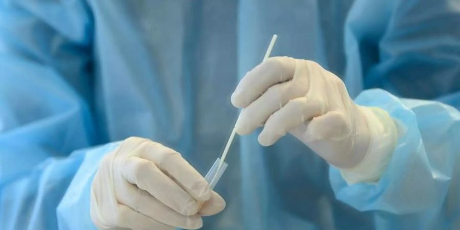 Eine medizinische Mitarbeiterin wertet einen Antigen-Schnelltest auf das Coronavirus aus.
