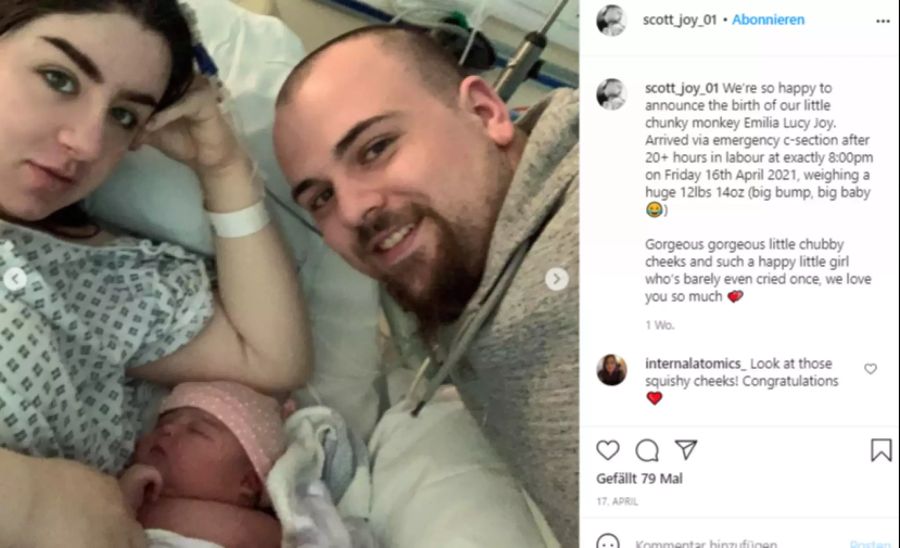 Mutter, Kind und Vater gemeinsam auf einem Foto.