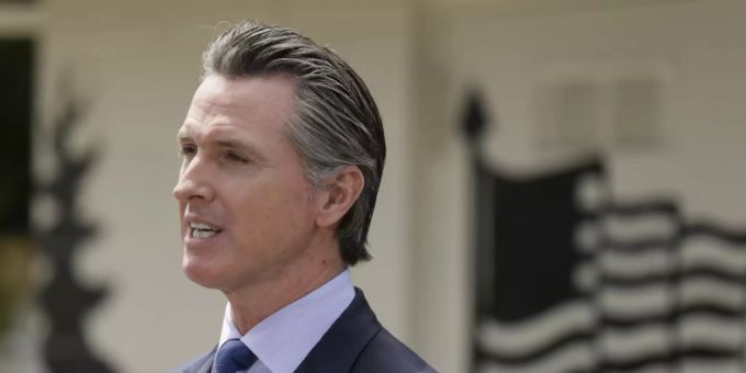 ARCHIV - Der Gouverneur von Kalifornien Gavin Newsom spricht während einer Pressekonferenz in einem Veteranenheim im Mai letzten Jahres. Foto: Eric Risberg/POOL AP/dpa ARCHIV - Der Gouverneur von Kalifornien Gavin Newsom spricht während einer Pressekonferenz in einem Veteranenheim im Mai letzten Jahres. Foto: Eric Risberg/POOL AP/dpa