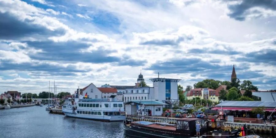 Am Stettiner Haff soll ein neuer Hotelkomplex entstehen. Geplant sind ein viergeschossiger Hotelbau mit 280 Betten und 70 Ferienhäuser. Foto: Jens Büttner/dpa-Zentralbild/ZB