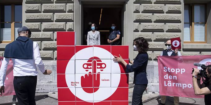 Die Lärmliga hat am Dienstag in Bern die Petition «Stopp den Lärmposern» an das Uvek überreicht. Die Lärmliga hat am Dienstag in Bern die Petition «Stopp den Lärmposern» an das Uvek überreicht.
