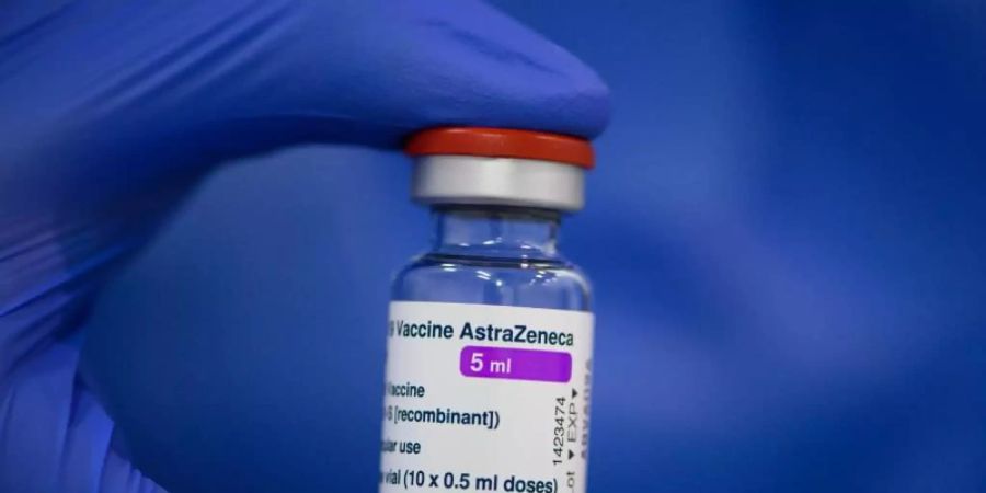 Ein Fläschchen mit dem Astrazeneca-Impfstoff. In Sachsen können sich nun alle Bürger mit diesem Wirkstoff impfen lassen. Foto: Robert Michael/dpa-Zentralbild/dpa