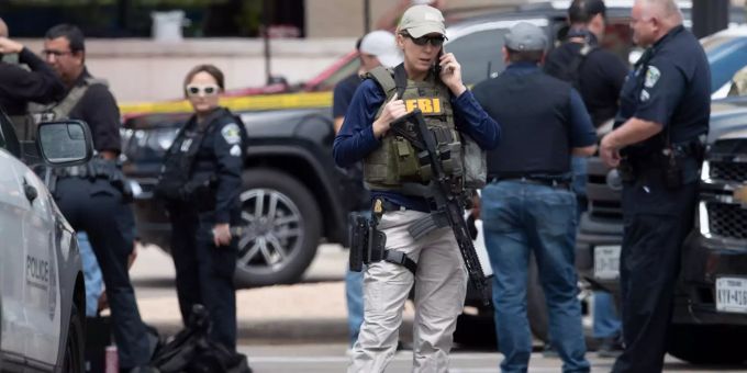 Ein Team der Polizei untersucht zusammen mit dem FBI den Tatort eines Dreifachmordes. Der Verdächtige konnte am Montagmorgen gefasst werden. Der Ex-Polizist soll in Austin auf mehrere Menschen geschossen und drei von ihnen getötet haben. texas