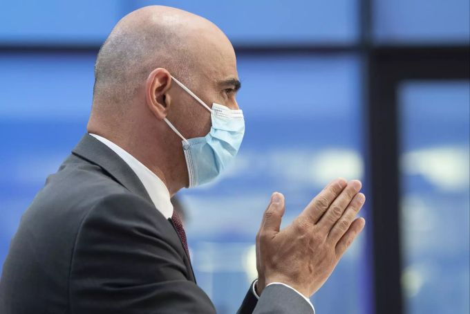 Bundesrat Alain Berset spricht an einer Medienkonferenz zu beschlossenen Massnahmen zur Eindämmung des Coronavirus. Coronavirus Berset