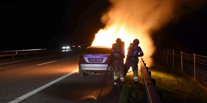 Fahrzeugbrand auf der Autobahn A1.