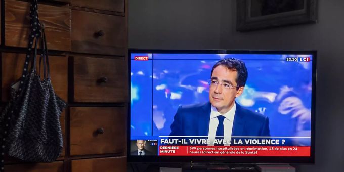 Darius Rochebin, der ehemalige Star-Moderator der RTS-Tagesschau, kehrt auf die französischen Bildschirme zurück. Er wurde im am Freitag veröffentlichten Bericht zum Belästigungsskandal bei RTS von den Vorwürfen freigesprochen. (Archivbild) Darius Rochebin