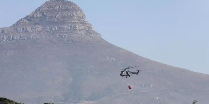 Zuletzt wurde die Feuerwehr von Lösch-Helikoptern unterstützt. Foto: Lyu Tianran/Xinhua/dpa Zuletzt wurde die Feuerwehr von Lösch-Helikoptern unterstützt. Foto: Lyu Tianran/Xinhua/dpa
