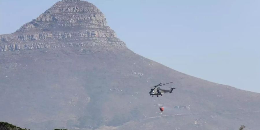 Zuletzt wurde die Feuerwehr von Lösch-Helikoptern unterstützt. Foto: Lyu Tianran/Xinhua/dpa