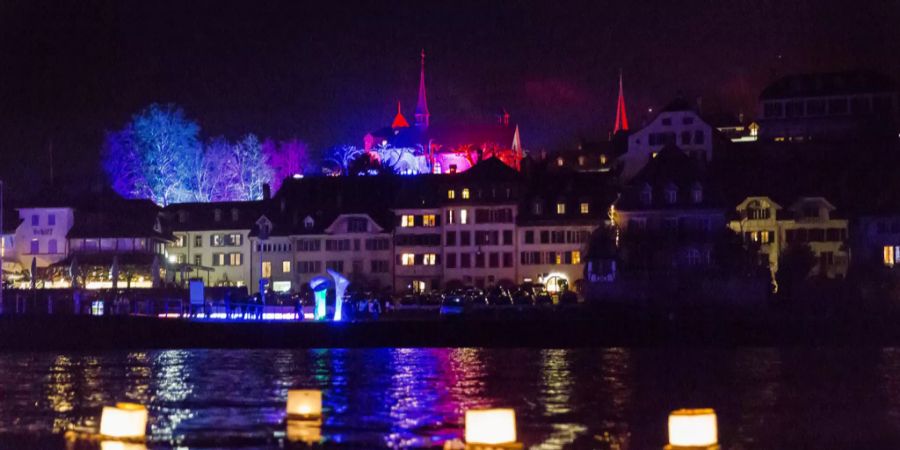 Ufer Promenade während der Dämmerung am Murtensee in Murten.