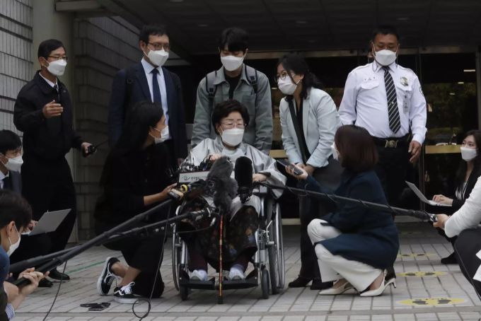 Die ehemalige südkoreanische Trostfrau Lee Yong-soo in einem Rollstuhl spricht vor dem Verlassen des Seoul Central District Court in Seoul, Südkorea, Mittwoch, 21. April 2021. Trostfrauen