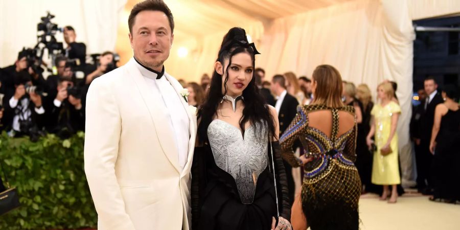 Elon Musk mit (Ex-)Freundin und Sängerin Grimes. Mit ihr hat der Multi-Milliardär drei gemeinsame Kinder.