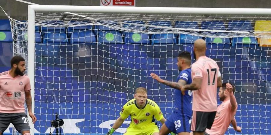 Ein Eigentor von Sheffields Oliver Norwood (r, vor Tor) ebnete dem FC Chelsea den Einzug ins Pokal-Halbfinale. Foto: David Klein/CSM via ZUMA Wire/dpa