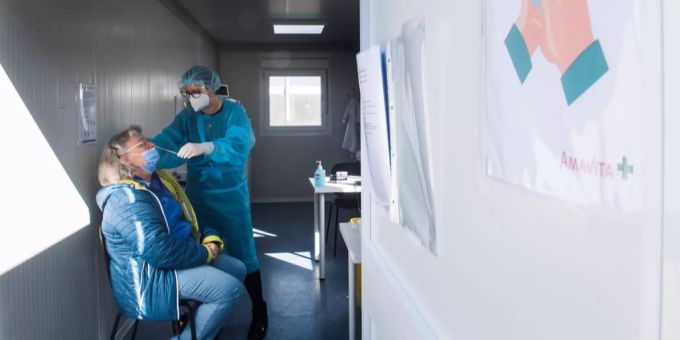 Dr. Laura Santandrea von der Amavita-Apotheke bietet in einem Container im Einkaufszentrum Breggia kostenlose antigene Schnelltests zur Feststellung des Coronavirus an, am Donnerstag, 18. März 2021, in Balerna. Coronavirus Test Tessin