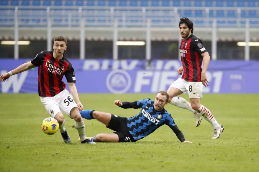 Inters Christian Eriksen (r.) grätscht gegen Alexis Saelemaekers (l.) vom AC Milan.