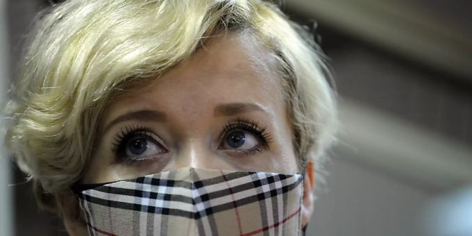 Anastasia Shewtschenko, Mitglied der Oppositionsbewegung «Offenes Russland», steht mit Mund-Nasen-Schutz in einem Gerichtssaal. Schewtschenko ist die erste politische Aktivist in Russland, der wegen der Teilnahme an einer «unerwünschten Organisation» strafrechtlich verfolgt wird. Foto: Uncredited/AP/dpa Anastasia Shewtschenko, Mitglied der Oppositionsbewegung «Offenes Russland», steht mit Mund-Nasen-Schutz in einem Gerichtssaal. Schewtschenko ist die erste politische Aktivist in Russland, der wegen der Teilnahme an einer «unerwünschten Organisation» strafrechtlich verfolgt wird. Foto: Uncredited/AP/dpa