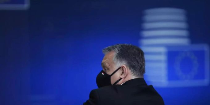 Ungarns Ministerpräsident Viktor Orban verlässt den Gipfel der EU-Staats- und Regierungschefs im vergangenen Dezember. Foto: Francisco Seco/Pool AP/dpa Ungarns Ministerpräsident Viktor Orban verlässt den Gipfel der EU-Staats- und Regierungschefs im vergangenen Dezember. Foto: Francisco Seco/Pool AP/dpa
