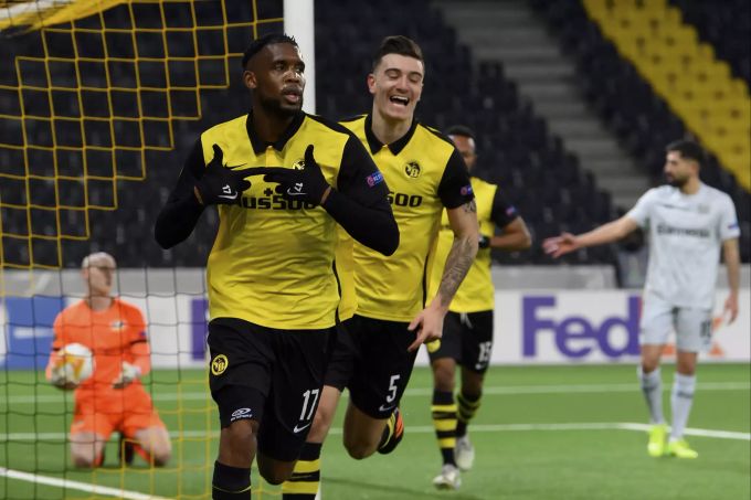 Jordan Siebatcheu bejubelt seinen Treffer zum 2:0 für YB im Spiel gegen Bayern Leverkusen. Bayer Leverkusen YB