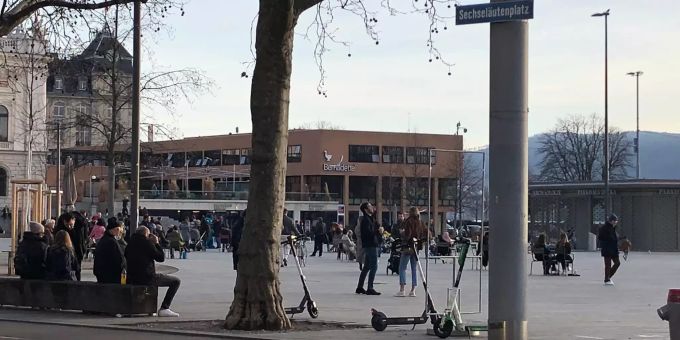 Zürcher geniessen die Wärme am Secheläutenplatz. Sechseläuten Platz