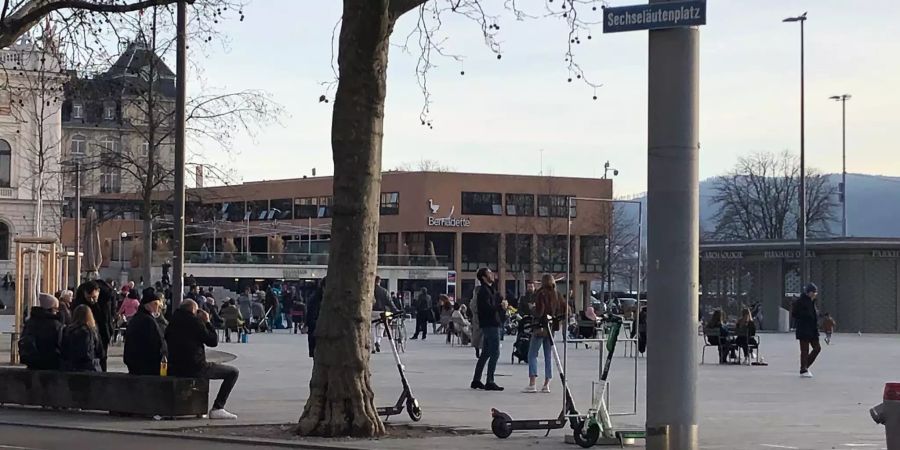 Zürcher geniessen die Wärme am Secheläutenplatz.