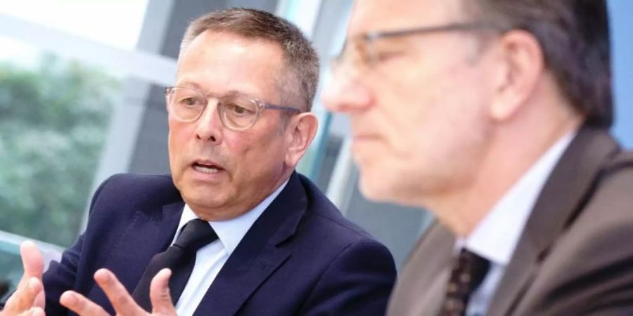 Holger Münch (r), Präsident des Bundeskriminalamts, und Johannes-Wilhelm Rörig, Bundesbeauftragter für Fragen des sexuellen Kindesmissbrauchs, in Berlin. Foto: Kay Nietfeld/dpa