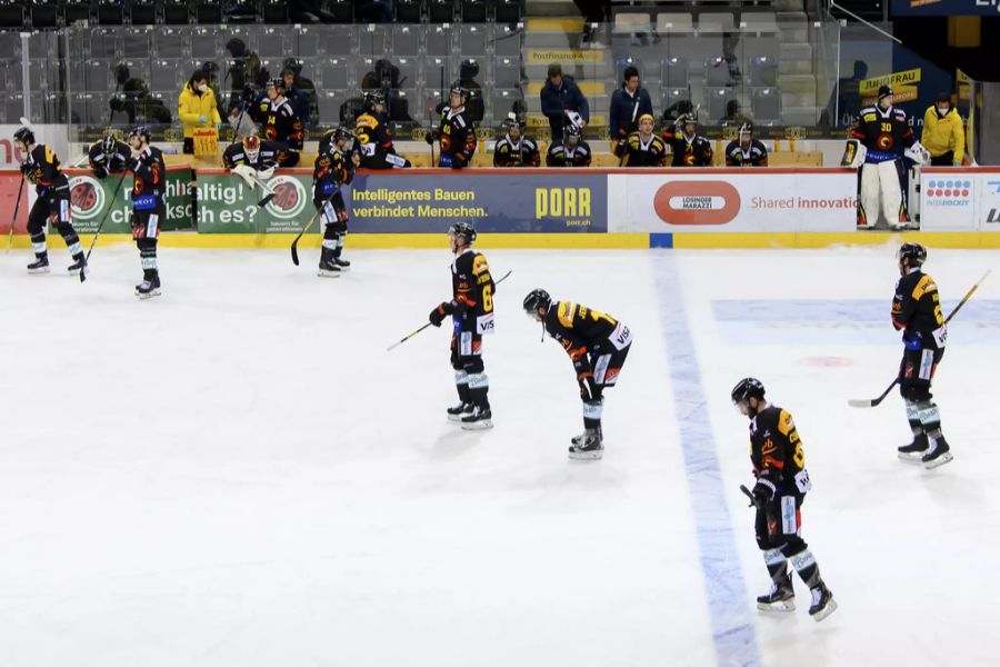 SC Bern Spieler reagieren nach der Niederlage (0-1), im sechsten Eishockey Playoff Viertelfinalspiel der National League zwischen dem SC Bern und dem EV Zug, am Freitag, 23. April 2021, in der Postfinance Arena in Bern.