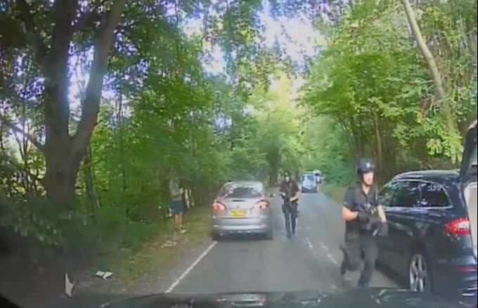 An diesem Baum (links) endet die Fahrt von Alex Sartain tödlich. mörder