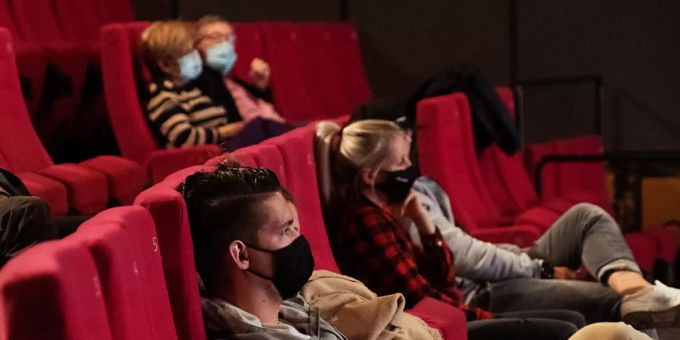 Zuschauer mit Hygienemasken im Kino Rex in Biel am Tag der Wiedereröffnung der Kinos am Donnerstag. Zuschauer mit Hygienemasken im Kino Rex in Biel am Tag der Wiedereröffnung der Kinos am Donnerstag.