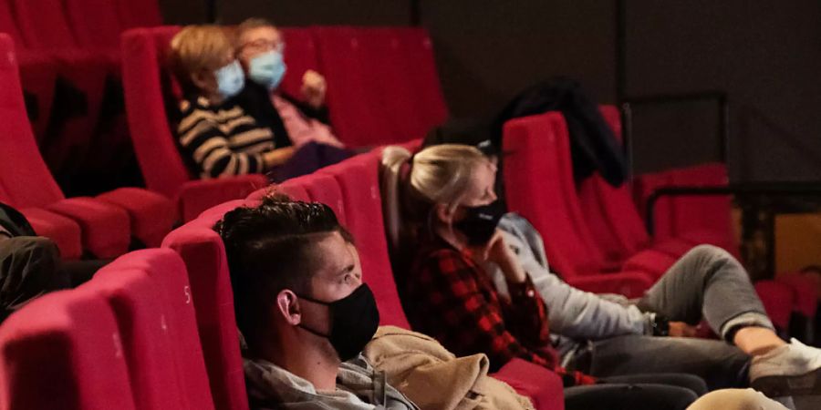 Zuschauer mit Hygienemasken im Kino Rex in Biel am Tag der Wiedereröffnung der Kinos am Donnerstag.