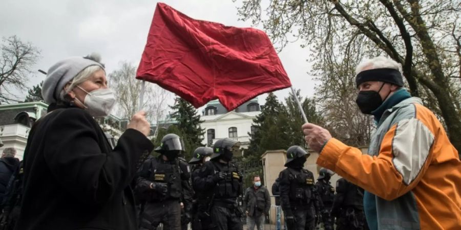 Proteste vor der russischen Botschaft in Prag