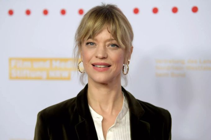 ARCHIV - 23.02.2020, Berlin: Die Schauspielerin Heike Makatsch kommt zum NRW-Empfang der 70. Berlinale. Schauspielerin Heike Makatsch