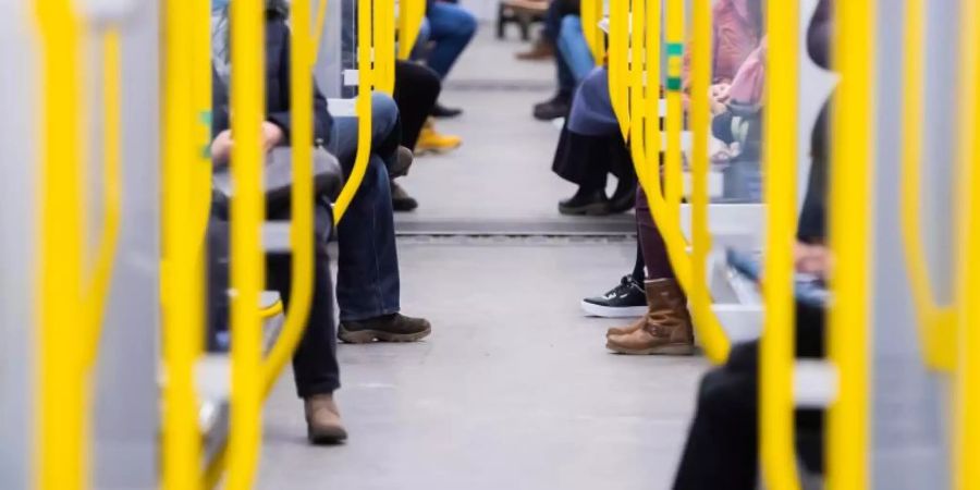 Wegen fehlender Ticketeinnahmen drohten den Verkehrsunternehmen in diesem Jahr Verluste von 3,6 Milliarden Euro. NUnspringt der Bund ein. Foto: Christoph Soeder/dpa