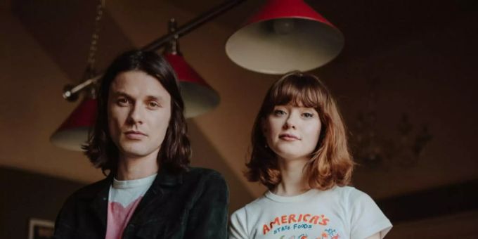 Prominews - Maisie Peters und James Bay veröffentlichen 'Trying'-Soundtrack 'Funeral'