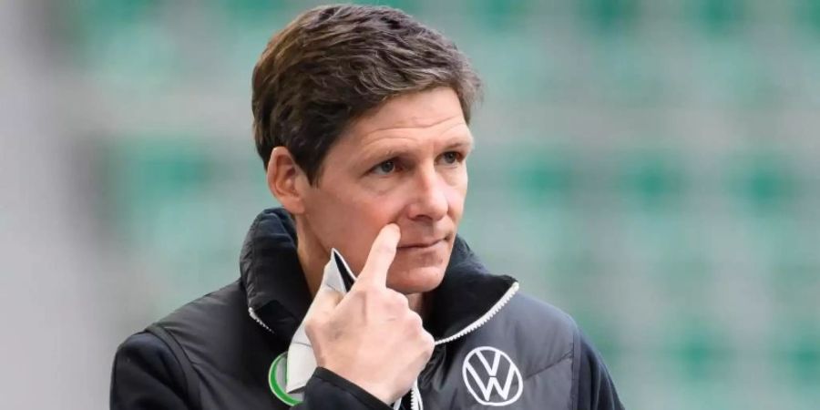Wolfsburgs Trainer Oliver Glasner vor einem Spiel im Stadion. Foto: Swen Pförtner/dpa