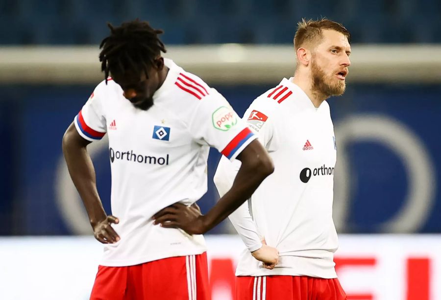 Bakery Jatta (l.) hat im Trikot des Hambruger SV derzeit nichts zu lachen. Aber auch neben dem Platz macht er harte Zeiten durch. (Symbolbild)