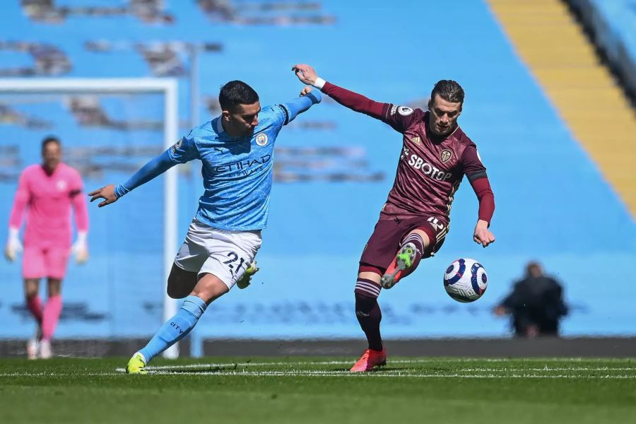 Ferran Torres (l.) von Manchester City im Duell mit Ex-YB-Junior und heutiger Leeds-Verteidiger Ezgjan Alioski (r.).