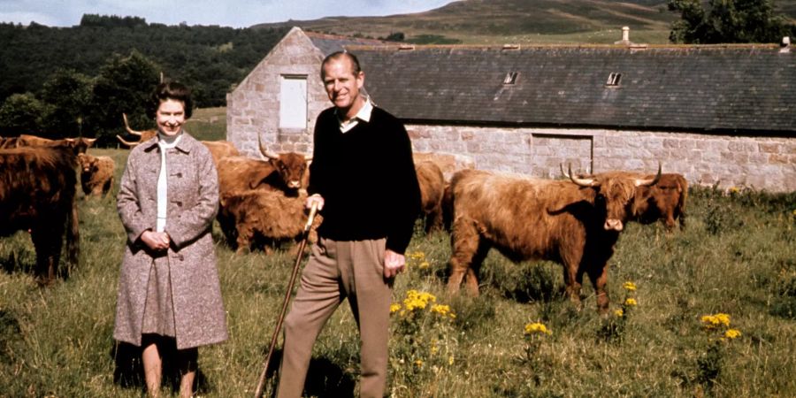 1972 auf Balmoral: Die Queen und Philip stehen während ihrer Silberhochzeit auf einer Farm in Schottland.