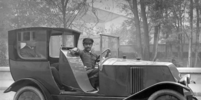 Ein Renault-Fahrer im Jahr 1923 Ein Renault-Fahrer im Jahr 1923
