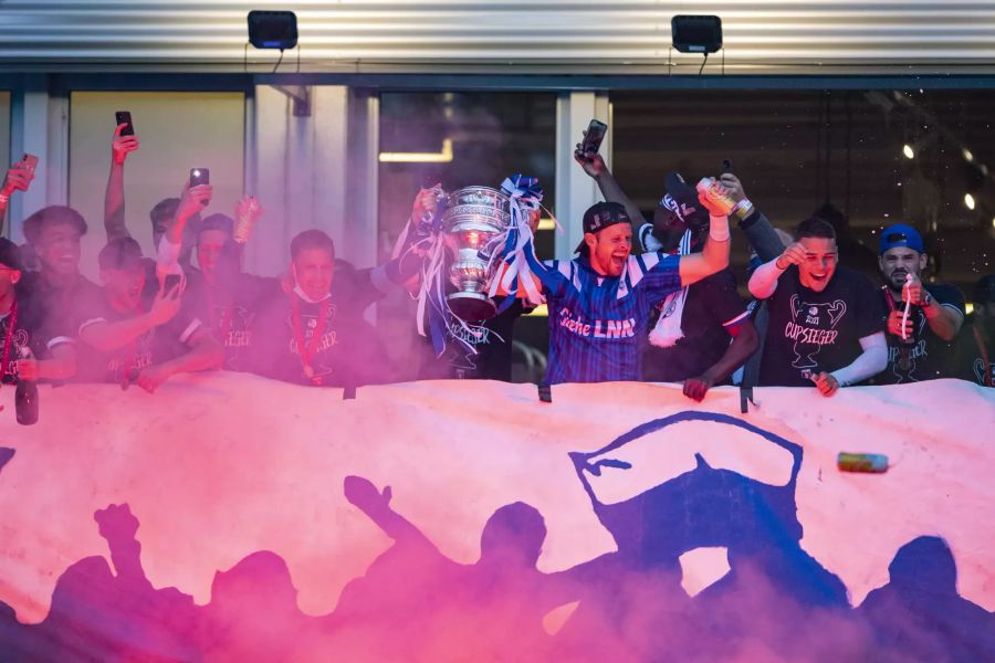 Auf dem Balkon der Messe Luzern präsentiert die Mannschaft den Pott.