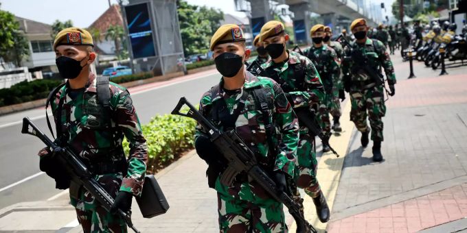 Indonesische Soldaten patrouillieren auf der Strasse in der Nähe des Sekretariats der Association of Southeast Asian Nations (ASEAN). (Archivbild) Asean-Gipfel - Proteste