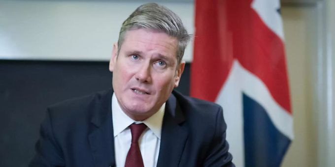 ARCHIV - Der Vorsitzende der Labour Party Keir Starmer gibt in seinem Büro im britischen Unterhaus eine Erklärung ab. Labour Partei