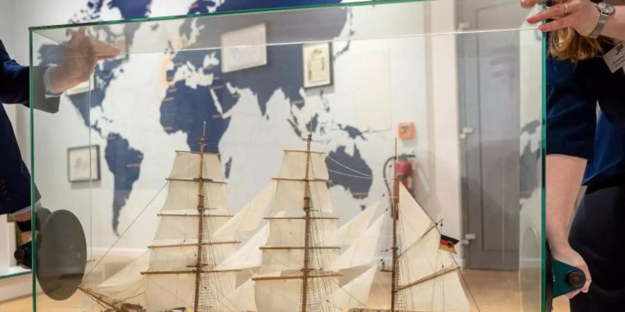 Ein Modell des Schiffes ist in der Sonderausstellung über das Segelschulschiff «Gorch Fock» zu sehen. Foto: Sina Schuldt/dpa