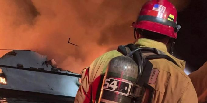 Ein Feuerwehrmann bekämpft den Bootsbrand vor der Küste von Kalifornien. Dabei starben mindestens 25 Menschen. Kalifornien Mindestens