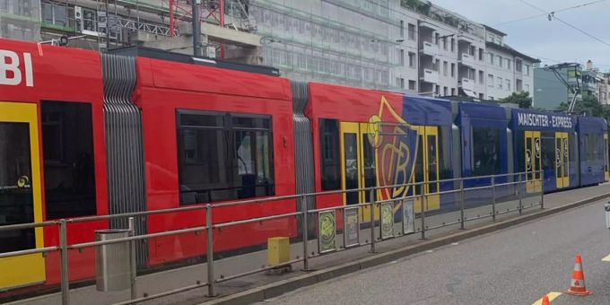 Der «Maischter-Express» des FCB fährt auch zwei Jahre nach dem letzten Meistertitel durch die Strassen von Basel. FCB Tram Meister