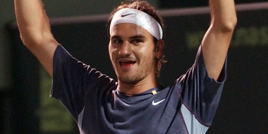 30. Erster Sieg gegen die Weltnummer 1 in Miami 2002 – Am ATP-Turnier von Key Biscayne 2002 schlägt Roger Federer mit Lleyton Hewitt erstmals eine amtierende Weltnummer 1. Der Schweizer ist damals die Weltnummer 14 und überglücklich: «Es ist toll, dass ich die Nummer 1 geschlagen habe. […] Jetzt will ich möglichst schnell in die Top Ten und mich da etablieren.» Den Final gegen Andre Agassi verliert Federer dann aber.