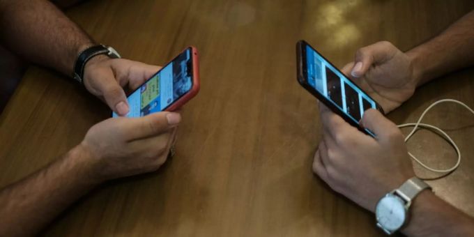 Ein Mann drohte auf Facebook: «Was denkst du, wie lange du noch sicher bist? Du bist die erste, die ich zur Strecke bringe!» Dafür wurde zu einer Busse von 7000 Franken verurteilt. Smartphone Whatsapp