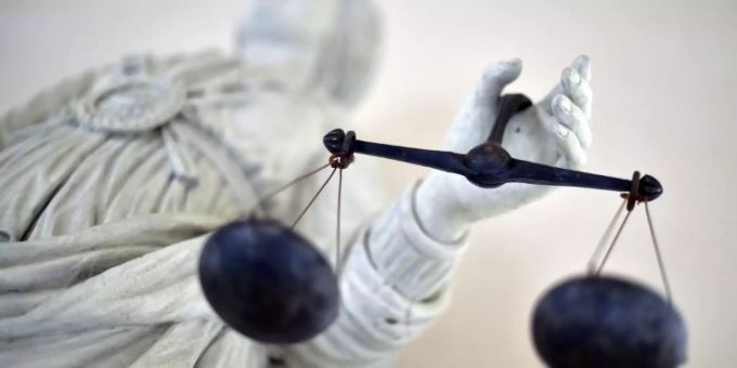 Die Straftäter mussten sich vor dem Gericht in Waadt wegen verschiedener Raubüberfälle verantworten. gericht