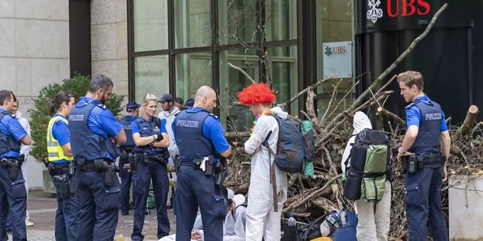 Polizisten räumten die Blockade der Aktivisten vor dem UBS-Bürogebäude am Aeschenplatz in Basel. (Archivbild) kLIMA ubs