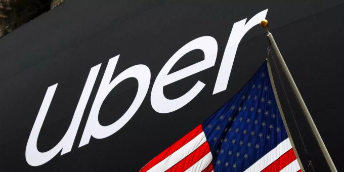 Das Banner von Uber hängt an der Fassade der New York Stock Exchange über der US-amerikanischen Flagge. Foto: Mark Lennihan/AP/dpa +++ dpa-Bildfunk +++ Uber meldet Milliardenverlust - Umsatz steigt kräftig