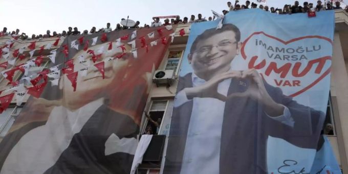 Unterstützer von Ekrem Imamoglu, Bürgermeisterkandidat für Istanbu,l von der wichtigsten oppositionellen Gruppierung, der Republikanischen Volkspartei der Türkei. Foto: Burhan Ozbilici/AP Ekrem Imamoglu