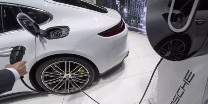 Selbst Sportwagenbauer Porsche verkauft Hybrid-Modelle. Porsche Hybrid